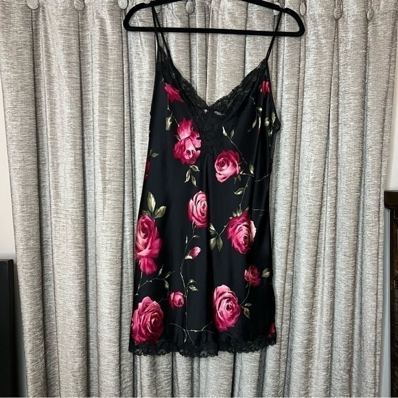 Vintage Y2K Victoria’s Secret Black Silk Rose Print Lace Trim Slip Size Medium - Picture 2 of 12